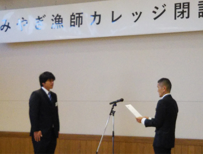 海苔の摘採。中央が津軽さん